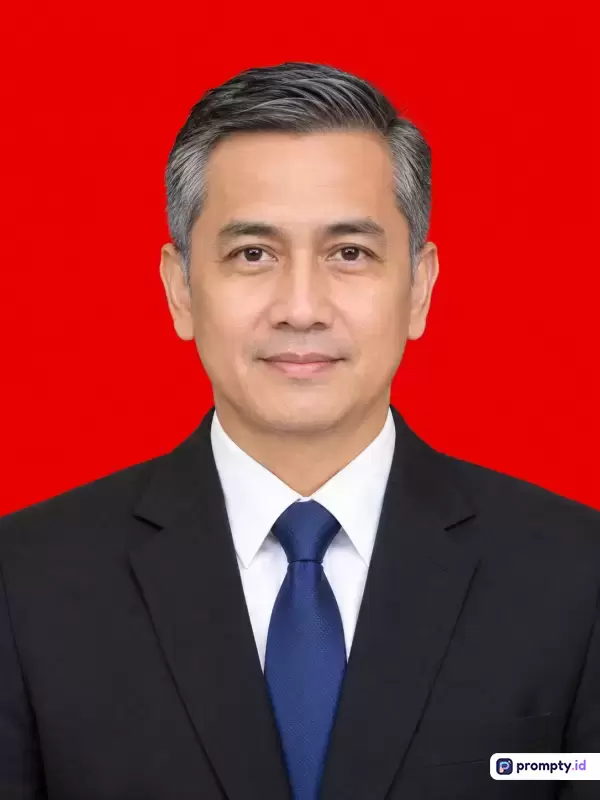 Foto potret formal seorang pria paruh baya bergaya formal profesional dengan latar belakang merah terang, mengenakan setelan jas hitam, kemeja putih, dan dasi biru, serta memiliki kata kunci foto identitas, profesional, formal, pria, jas, dan latar merah, dengan tiga warna dominan yaitu merah, hitam, dan biru.
